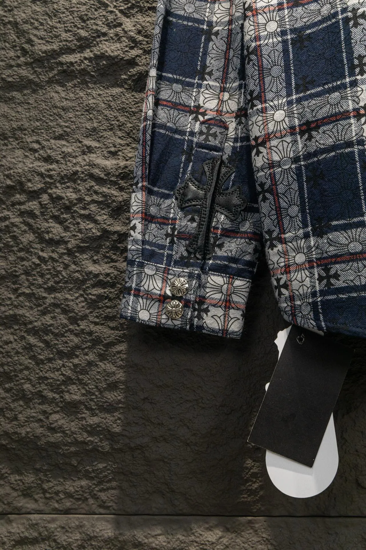 P260 ChromeHearts Chrome Hearts printed cuffs and leather plaid shirt. Customized jacquard fabric, you can wear it in various styles. This genderless shirt is a must-have for nightclubs. It can be worn as a jacket for both men and women. It can be easily worn by both men and women!  The plaid shirt that I have been thinking about has arranged for you to check in with plaid fans! The original loose fit is made of high-quality pure cotton fabrics. The fabric pattern is high-definition and delicate without burrs. It is comfortable and breathable to wear. All the buttons are molded and customized. It is casual and fashionable and can be matched with any bottoms. It can be windproof and sunproof in spring and summer. It can be worn inside or outside in autumn and winter! Easily concave shape makes you look slimmer and taller, perfect for both men and women! Customized main label, accessories, fully washable, whole body wiring, quality control, no heads!  Luxurious dark high street, Hollywood luxury goods, 25SS latest couples leather cross short-sleeved T-shirts, all reflect their own unique style! Made of thick black cotton, goatskin appliqués, hand-sewn custom metal hardware, and silicone varnish printing, multiple materials collide to create a unique texture. It also incorporates ChromeHearts medieval-style Sanskrit fonts and classic horseshoes, creating a unique and charming dark texture under the graceful arcs and all-black shadows, full of artistic sense!  Color: Black Blue Black Size: S M L XL